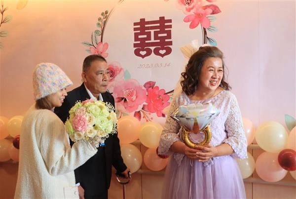 60歲求婚成功！阿伯一夕中風「遺憾29年女友沒名沒份」　拼命學說話「情人節支吾告白」：請你嫁給我