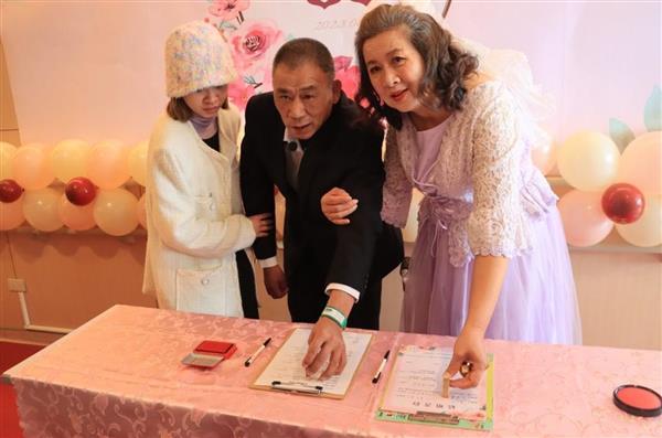 60歲求婚成功！阿伯一夕中風「遺憾29年女友沒名沒份」　拼命學說話「情人節支吾告白」：請你嫁給我