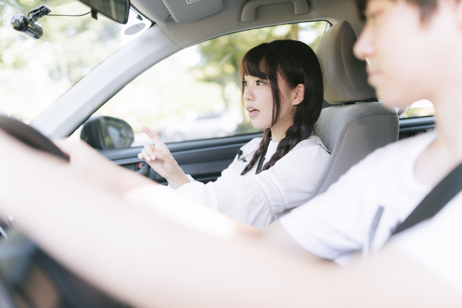 有那麼嚴重？女友坐副駕「一聞香水味暴怒」狠提分手　他道歉2小時沒用：「連我媽都不敢坐...」