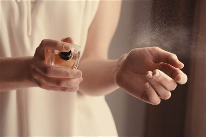 有那麼嚴重？女友坐副駕「一聞香水味暴怒」狠提分手　他道歉2小時沒用：「連我媽都不敢坐...」