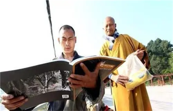 失戀後遁入佛門！他「七步一叩首」走3700公里去寺廟朝聖　8年後長出「天眼」路人一看全膜拜