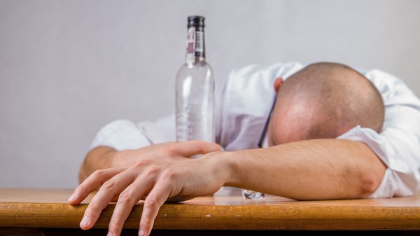 老大哥退休！大嫂嚴格下令「戒菸酒＋每天陪她散步」　才執行「第6天大哥突心梗走了」她崩潰：我做錯什麼？