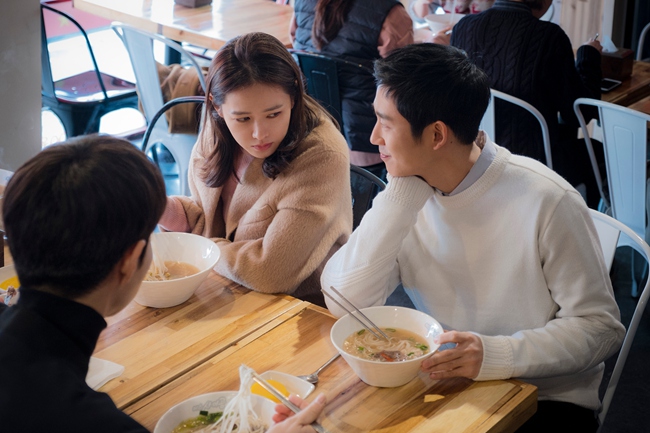 結婚1年就分開！趁生日「找前夫吃飯」　偷聽到「他和服務生對話」淚流滿面