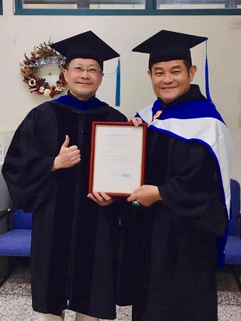 去年才碩士畢業！許效舜公開好消息「考上名校博士班」樂開懷　聽教授1句話卻嚇傻「來不及回頭了」