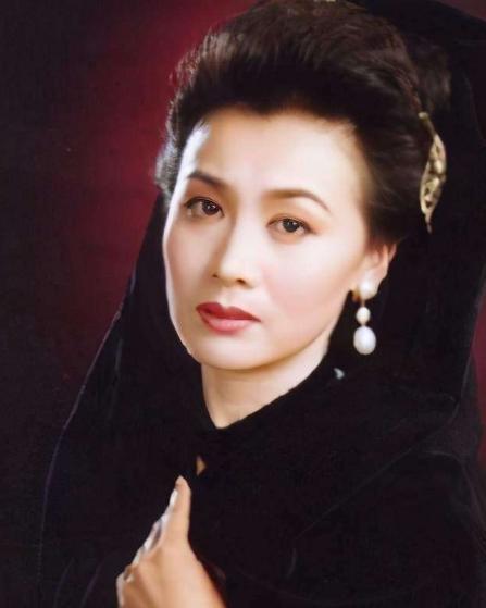 為生兒子拒絕治癌！41歲女星丟下丈夫孩子離世　讓好友「至今無法釋懷」：真是紅顏薄命