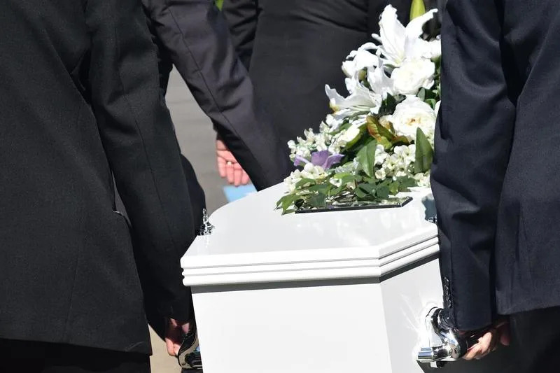 家族4親人相繼離世！命理師一查「爺爺奶奶帶走的」　「示警1原因」難怪後代頻頻出事