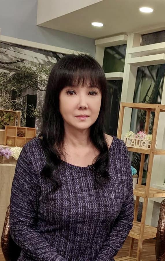 消失螢光幕1年！55歲丁國琳從零開始「跑去直播」變身銷售女王　「出手狠一點」逆齡成超級美魔女