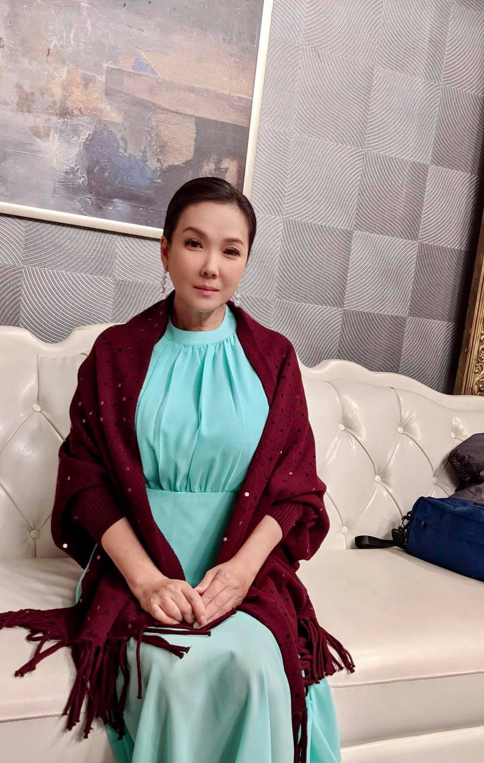消失螢光幕1年！55歲丁國琳從零開始「跑去直播」變身銷售女王　「出手狠一點」逆齡成超級美魔女