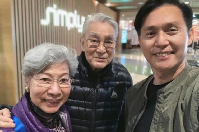 牽手一甲子！91歲綠葉男星「毅然息影顧病妻」陪伴最後一程　忍痛答應「生前願望」淚崩：此生無憾了
