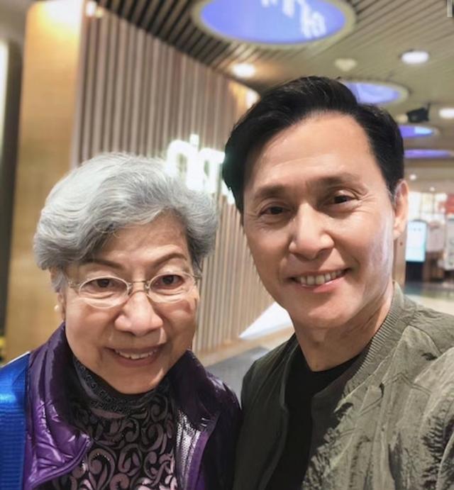 牽手一甲子！91歲綠葉男星「毅然息影顧病妻」陪伴最後一程　忍痛答應「生前願望」淚崩：此生無憾了