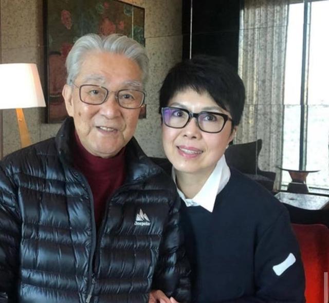 牽手一甲子！91歲綠葉男星「毅然息影顧病妻」陪伴最後一程　忍痛答應「生前願望」淚崩：此生無憾了