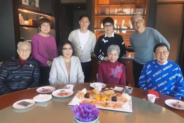 牽手一甲子！91歲綠葉男星「毅然息影顧病妻」陪伴最後一程　忍痛答應「生前願望」淚崩：此生無憾了