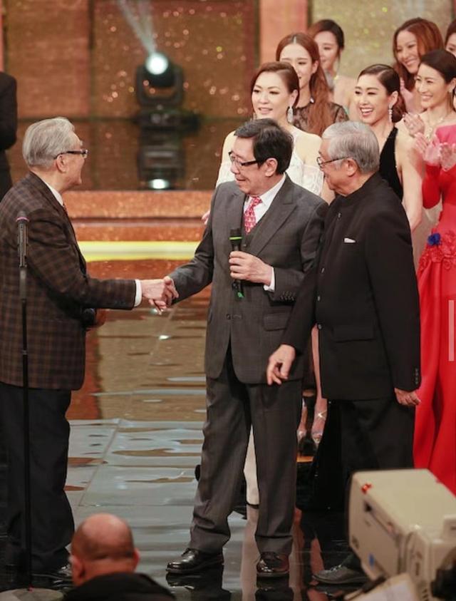 牽手一甲子！91歲綠葉男星「毅然息影顧病妻」陪伴最後一程　忍痛答應「生前願望」淚崩：此生無憾了