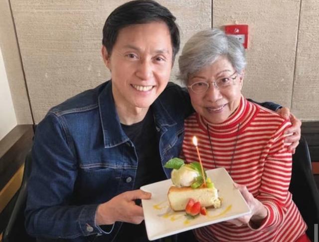 牽手一甲子！91歲綠葉男星「毅然息影顧病妻」陪伴最後一程　忍痛答應「生前願望」淚崩：此生無憾了