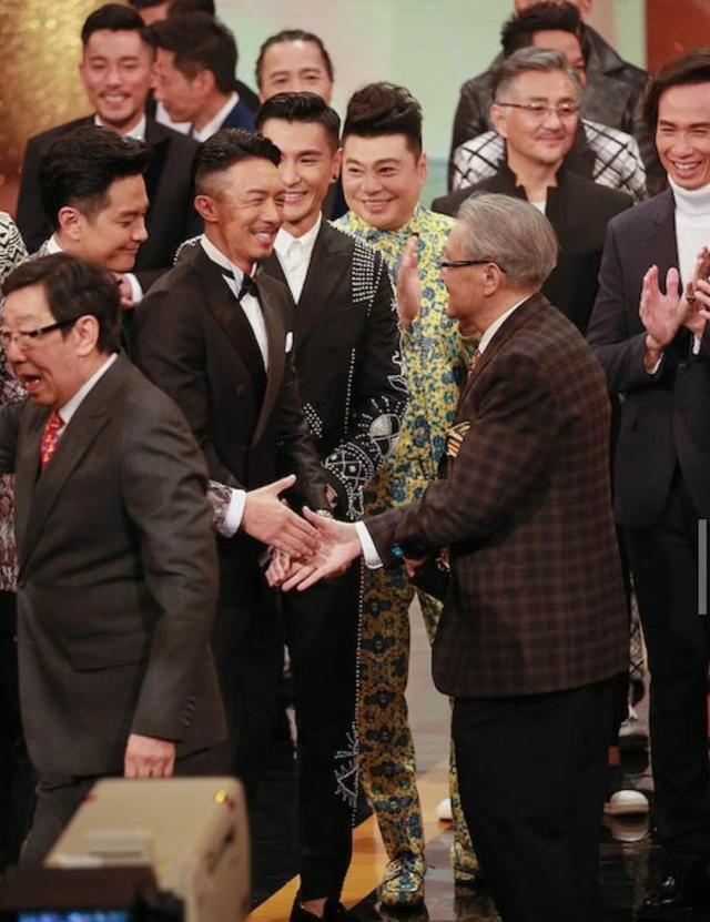 牽手一甲子！91歲綠葉男星「毅然息影顧病妻」陪伴最後一程　忍痛答應「生前願望」淚崩：此生無憾了