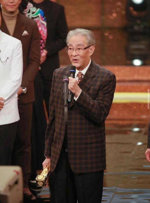 牽手一甲子！91歲綠葉男星「毅然息影顧病妻」陪伴最後一程　忍痛答應「生前願望」淚崩：此生無憾了