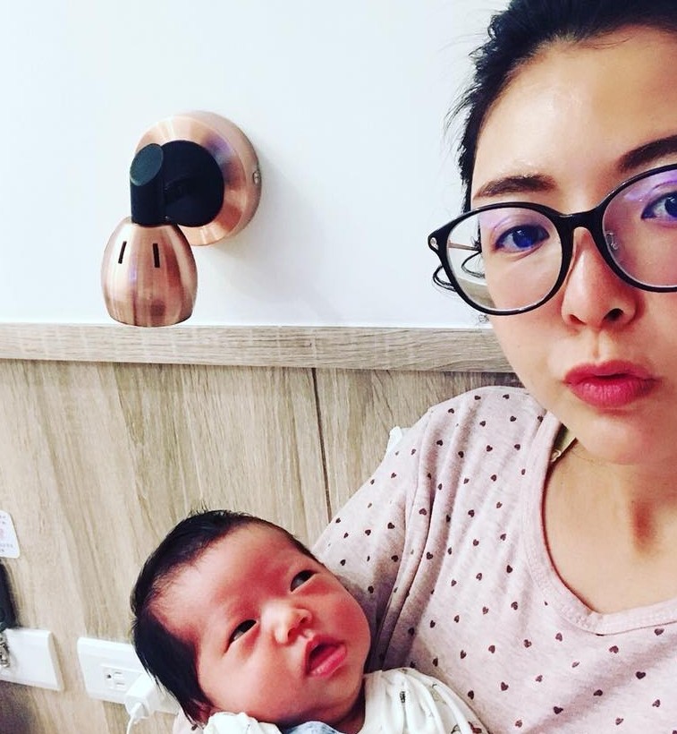 不甩懷孕禁忌！37歲女星「挺肚子跟老公恩愛」生下兒子　1個月後「看到孩子的臉嚇歪」再也不敢鐵齒