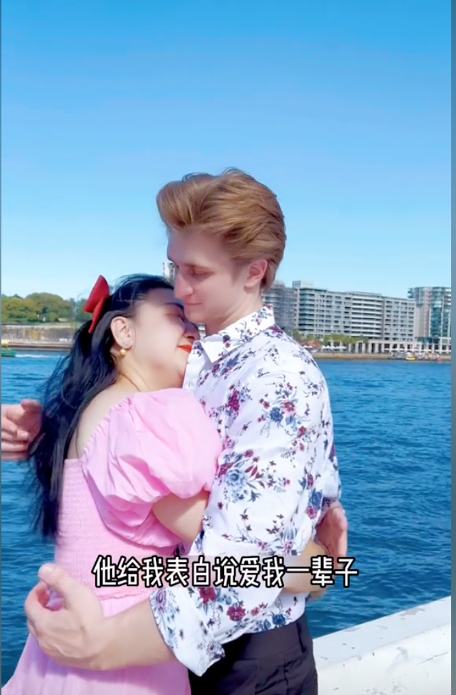 捧鮮花告白被征服！44歲阿姨戀上「26歲外國帥男友」狂放閃　被酸「配不上」她霸氣反擊