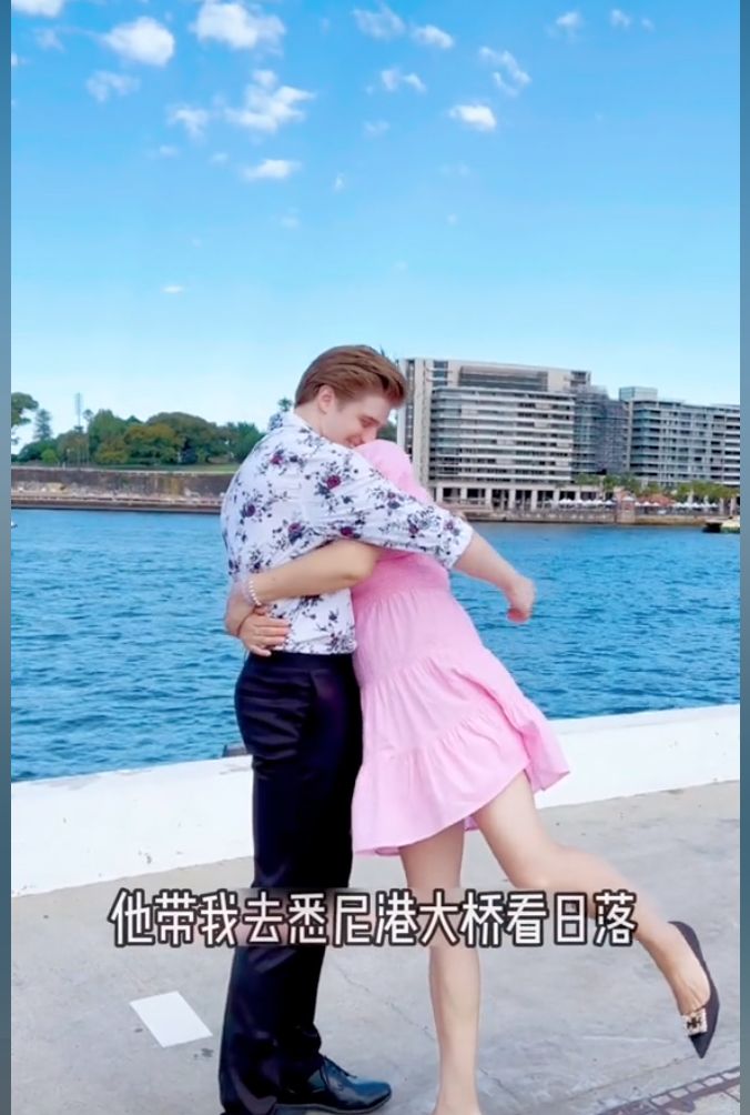 捧鮮花告白被征服！44歲阿姨戀上「26歲外國帥男友」狂放閃　被酸「配不上」她霸氣反擊