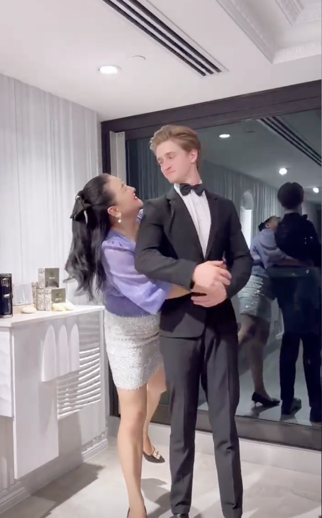 捧鮮花告白被征服！44歲阿姨戀上「26歲外國帥男友」狂放閃　被酸「配不上」她霸氣反擊