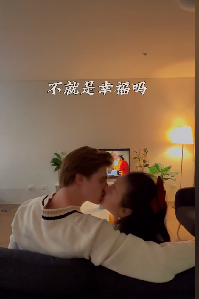 捧鮮花告白被征服！44歲阿姨戀上「26歲外國帥男友」狂放閃　被酸「配不上」她霸氣反擊