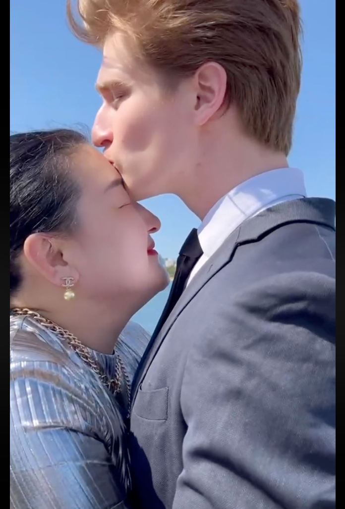 捧鮮花告白被征服！44歲阿姨戀上「26歲外國帥男友」狂放閃　被酸「配不上」她霸氣反擊