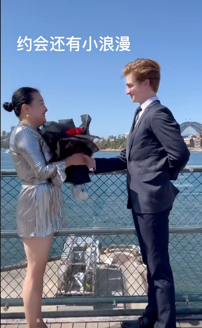 捧鮮花告白被征服！44歲阿姨戀上「26歲外國帥男友」狂放閃　被酸「配不上」她霸氣反擊