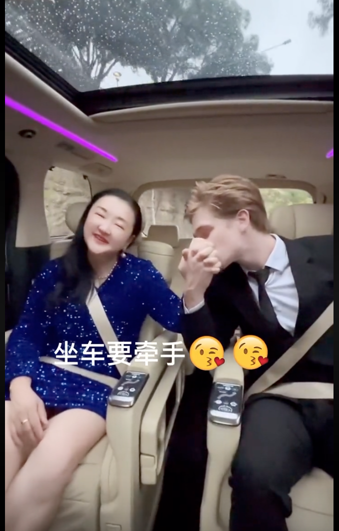 捧鮮花告白被征服！44歲阿姨戀上「26歲外國帥男友」狂放閃　被酸「配不上」她霸氣反擊