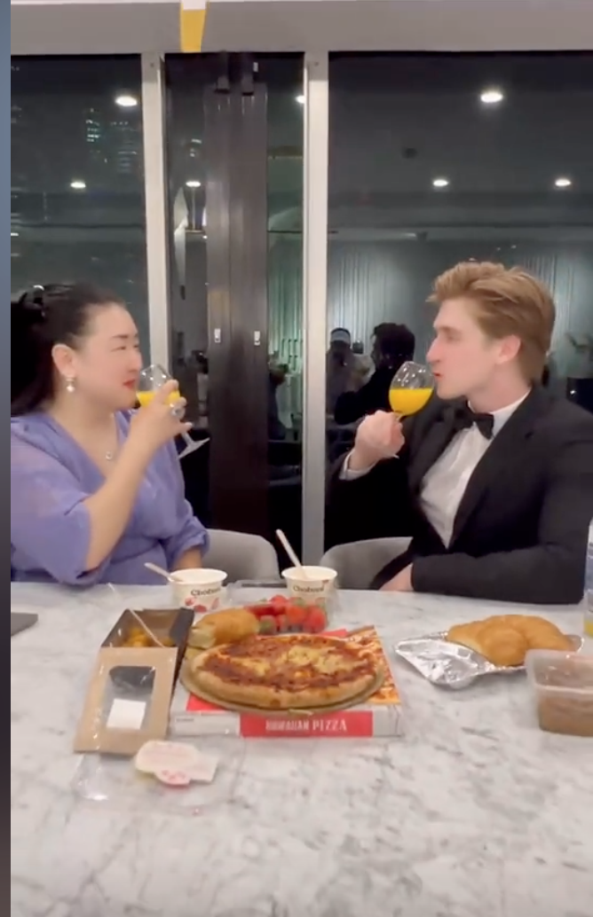 捧鮮花告白被征服！44歲阿姨戀上「26歲外國帥男友」狂放閃　被酸「配不上」她霸氣反擊