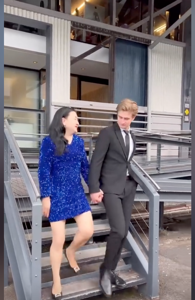 捧鮮花告白被征服！44歲阿姨戀上「26歲外國帥男友」狂放閃　被酸「配不上」她霸氣反擊