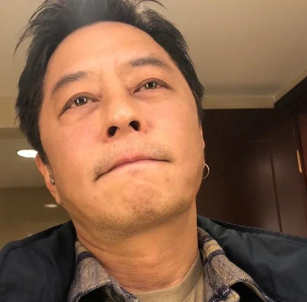 息影5年！60歲台灣天王「罕現身街頭」判若兩人近況曝　歷經2段婚姻「被爆擁新歡富婆」生活超愜意