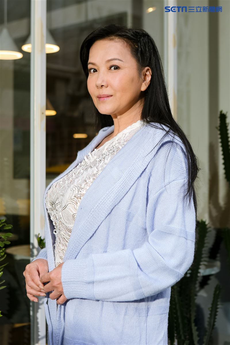 59歲丁國琳「肋骨斷2根」緊急送醫 坦言有陰影:「這輩子無緣結婚了...」