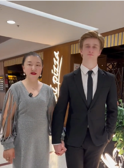 捧鮮花告白被征服！44歲阿姨戀上「26歲外國帥男友」狂放閃　被酸「配不上」她霸氣反擊