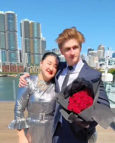 捧鮮花告白被征服！44歲阿姨戀上「26歲外國帥男友」狂放閃　被酸「配不上」她霸氣反擊