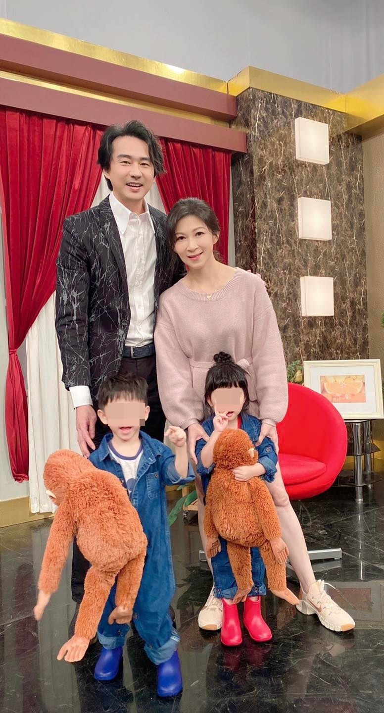 感謝老天厚愛！女星「取卵剩三顆」46歲一次中兩個　結婚8年「甜拍全家福」龍鳳胎長大了