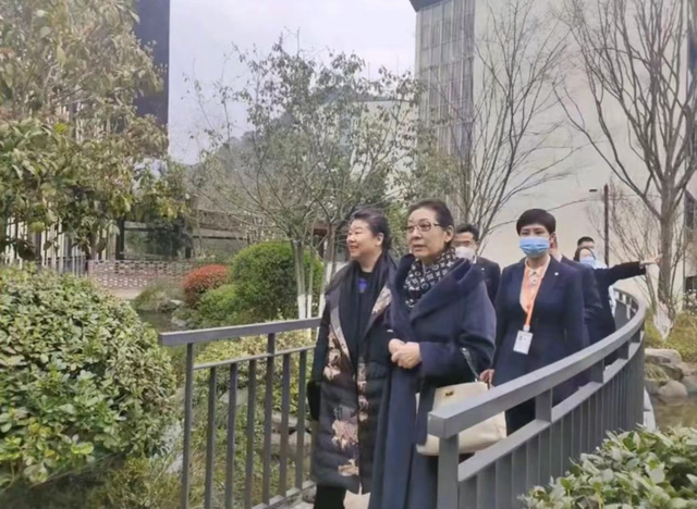 前夫頻頻動手！女歌手帶兒子「改嫁現任高官丈夫」走過25年　「一口氣砸2千萬」入住頂級養老院