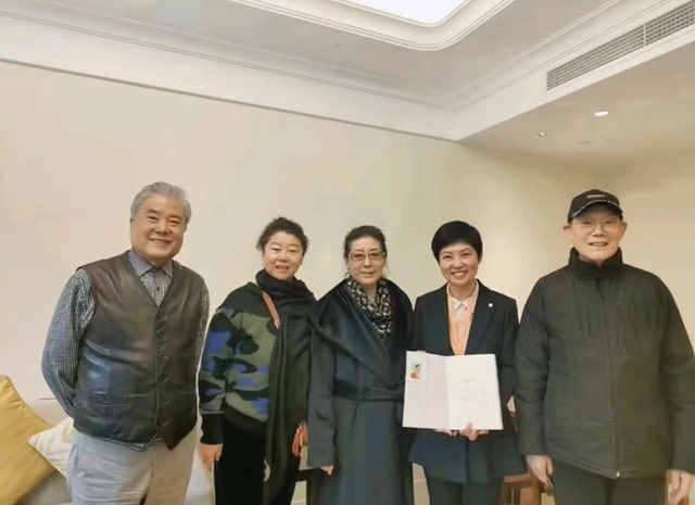 前夫頻頻動手！女歌手帶兒子「改嫁現任高官丈夫」走過25年　「一口氣砸2千萬」入住頂級養老院