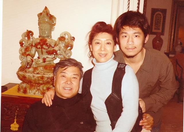 前夫頻頻動手！女歌手帶兒子「改嫁現任高官丈夫」走過25年　「一口氣砸2千萬」入住頂級養老院