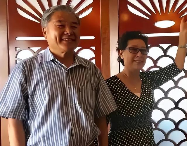 前夫頻頻動手！女歌手帶兒子「改嫁現任高官丈夫」走過25年　「一口氣砸2千萬」入住頂級養老院