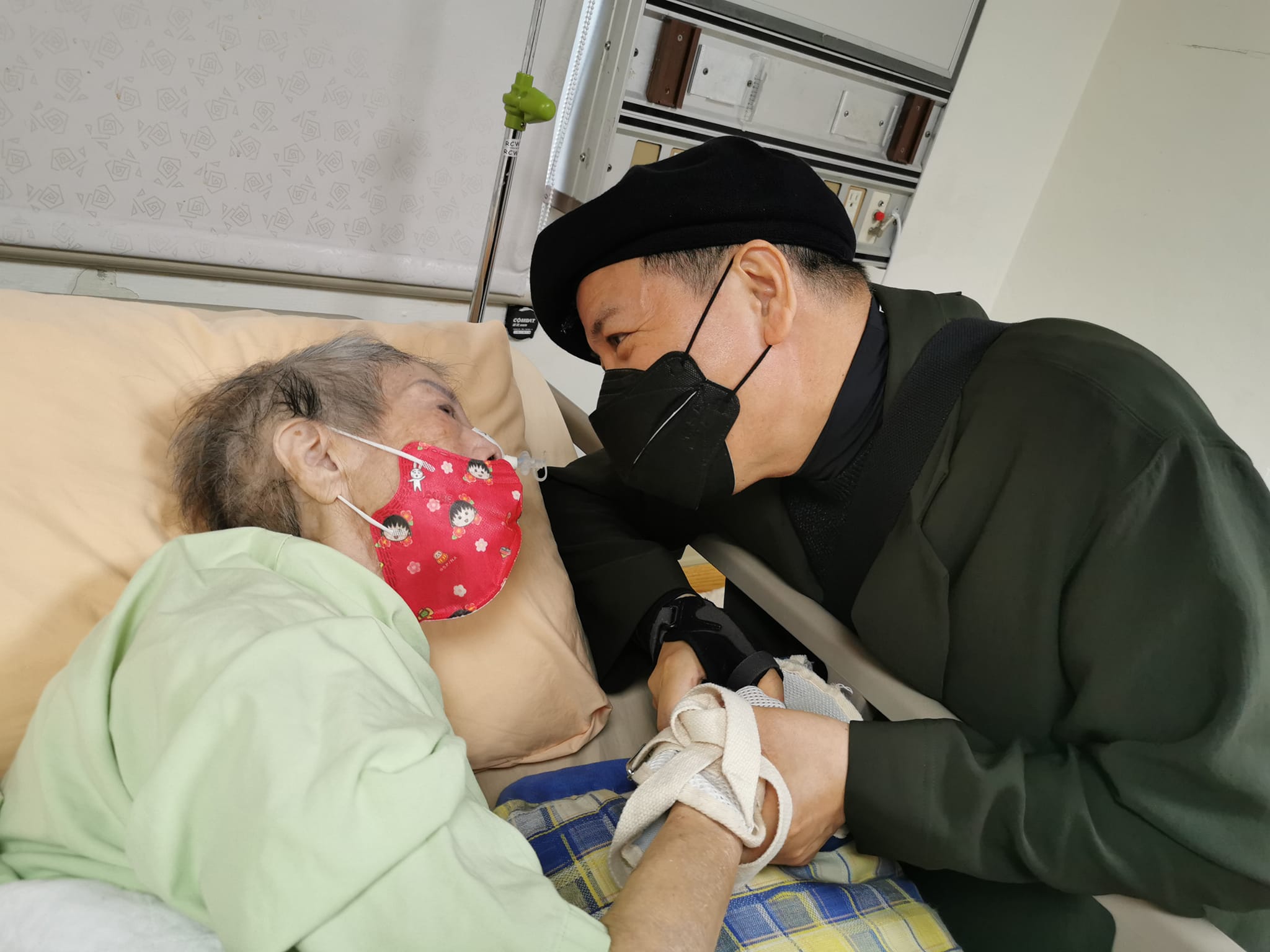 證實罹癌開刀！陳凱倫探望老母「突摸到脖子鼓鼓的」已經4期　心疼女強人妻落淚「她是我的救命恩人」