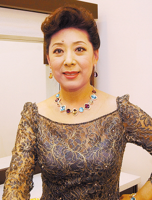 前夫頻頻動手！女歌手帶兒子「改嫁現任高官丈夫」走過25年　「一口氣砸2千萬」入住頂級養老院