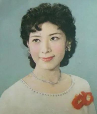 前夫頻頻動手！女歌手帶兒子「改嫁現任高官丈夫」走過25年　「一口氣砸2千萬」入住頂級養老院