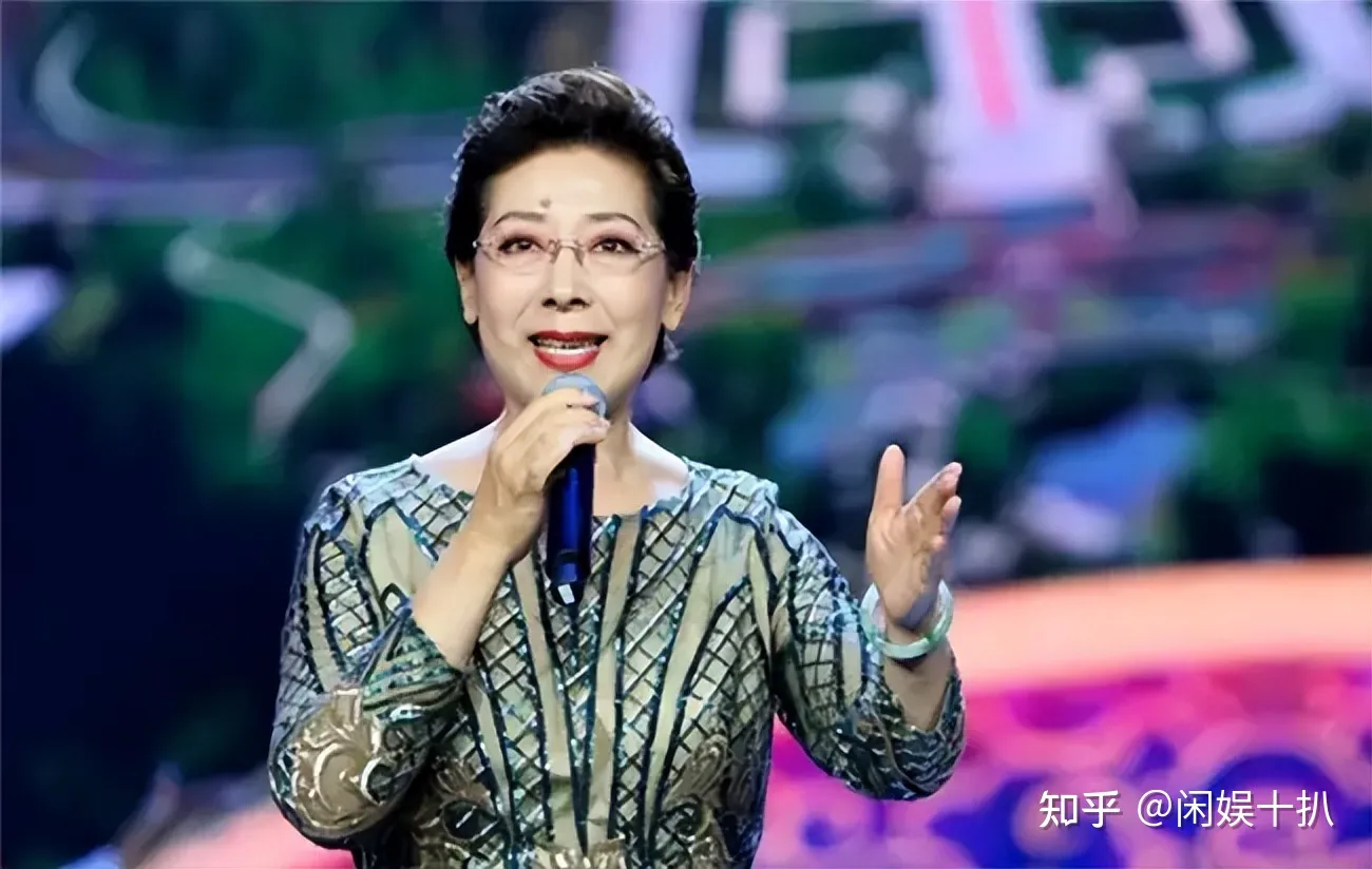 前夫頻頻動手！女歌手帶兒子「改嫁現任高官丈夫」走過25年　「一口氣砸2千萬」入住頂級養老院