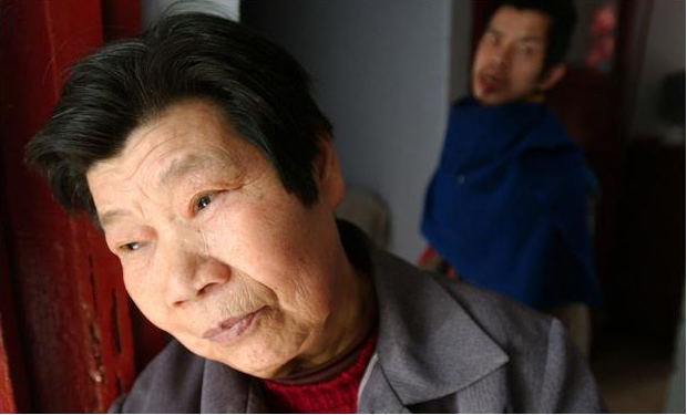 不當人看？鄰居探視驚見「男子遭關籠子養50年」　80歲母親「淚訴晚年願望」：很愛他