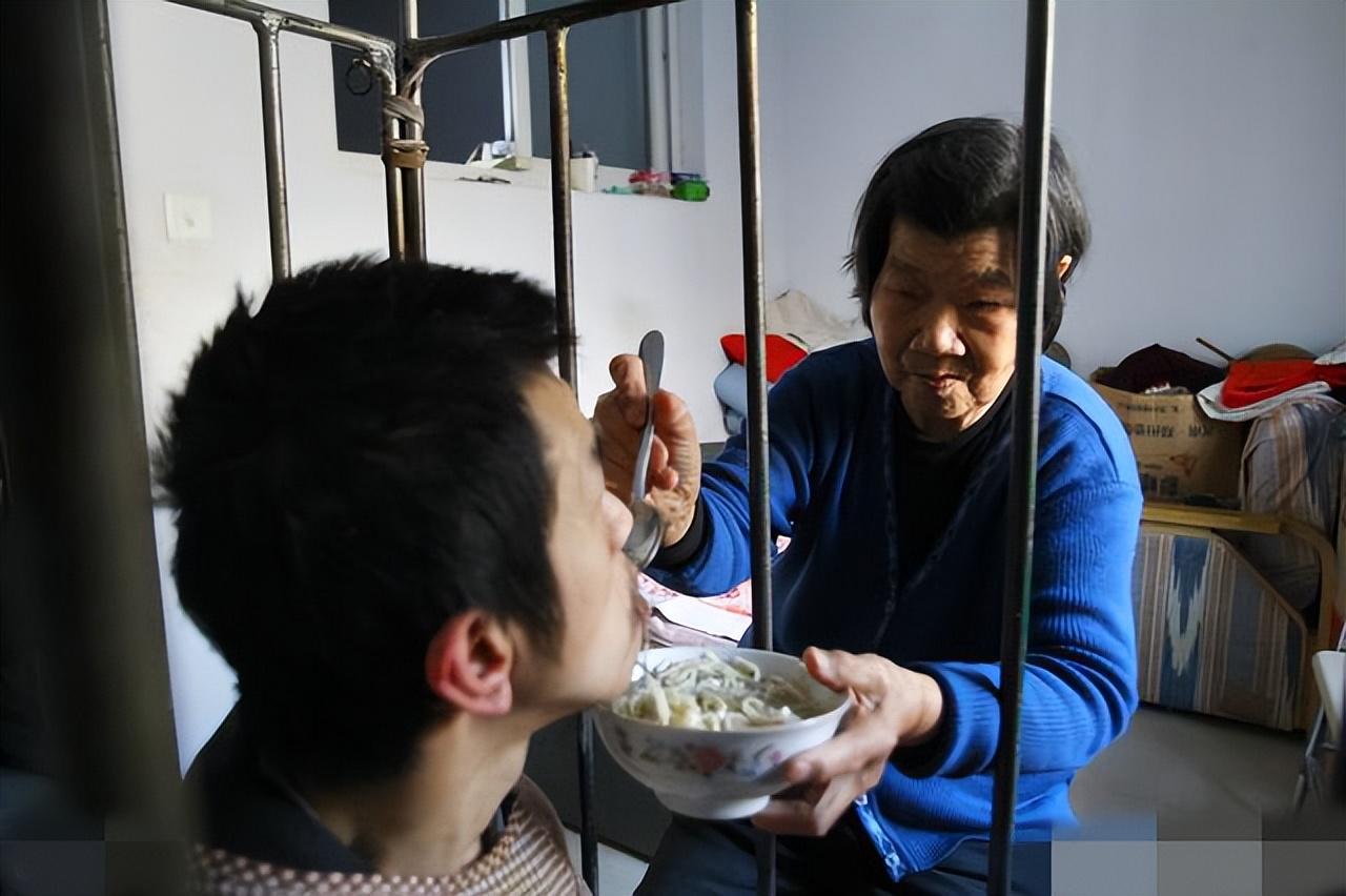 不當人看？鄰居探視驚見「男子遭關籠子養50年」　80歲母親「淚訴晚年願望」：很愛他