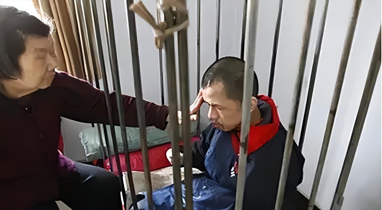不當人看？鄰居探視驚見「男子遭關籠子養50年」　80歲母親「淚訴晚年願望」：很愛他