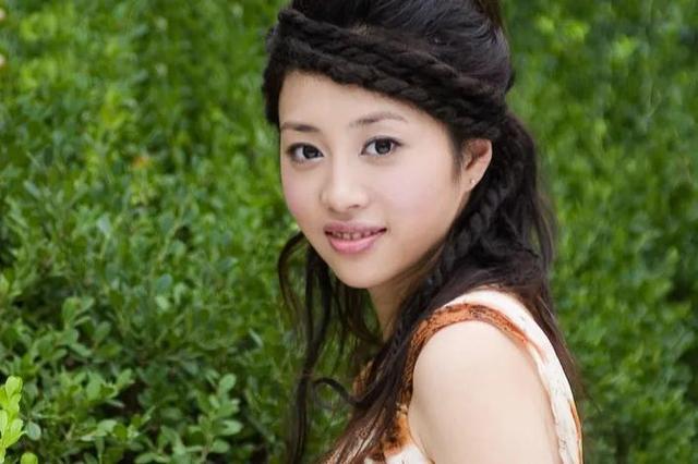 愛上大12歲老師！女星「談師生戀」堅持不登記不生子　「44歲現況曝」被全家寵上天