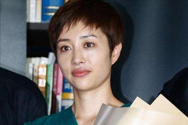 愛上大12歲老師！女星「談師生戀」堅持不登記不生子　「44歲現況曝」被全家寵上天