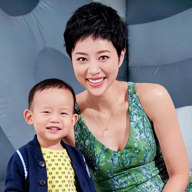 愛上大12歲老師！女星「談師生戀」堅持不登記不生子　「44歲現況曝」被全家寵上天