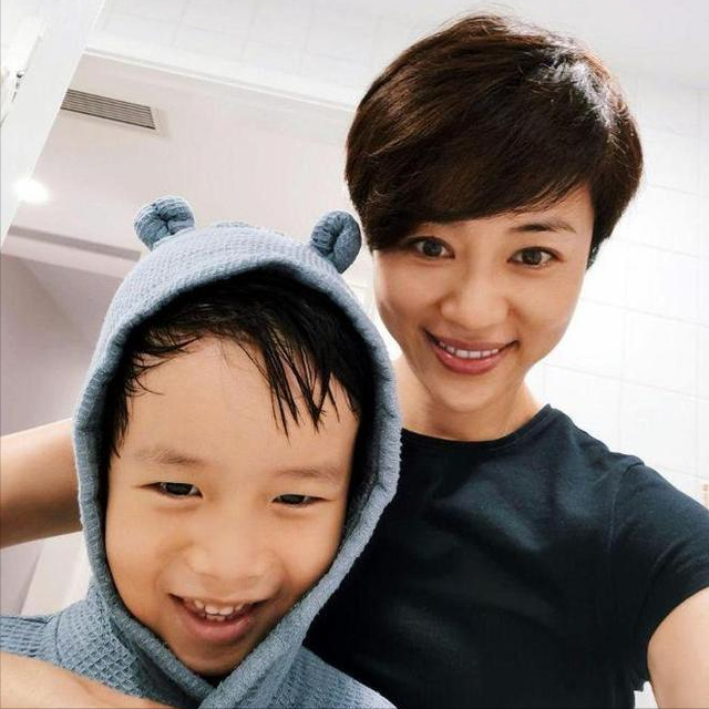 愛上大12歲老師！女星「談師生戀」堅持不登記不生子　「44歲現況曝」被全家寵上天
